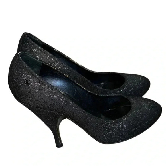 CHANEL ブラック レース パンプス 38 Chanel Black Shimmer Lace Almond Toe Pump Shoes Size 38